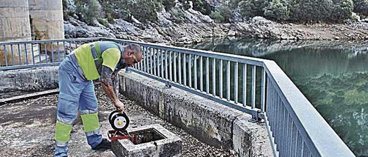 Un operario mide el nivel de agua del Gorg Blau.