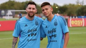 Echeverri junto a Messi