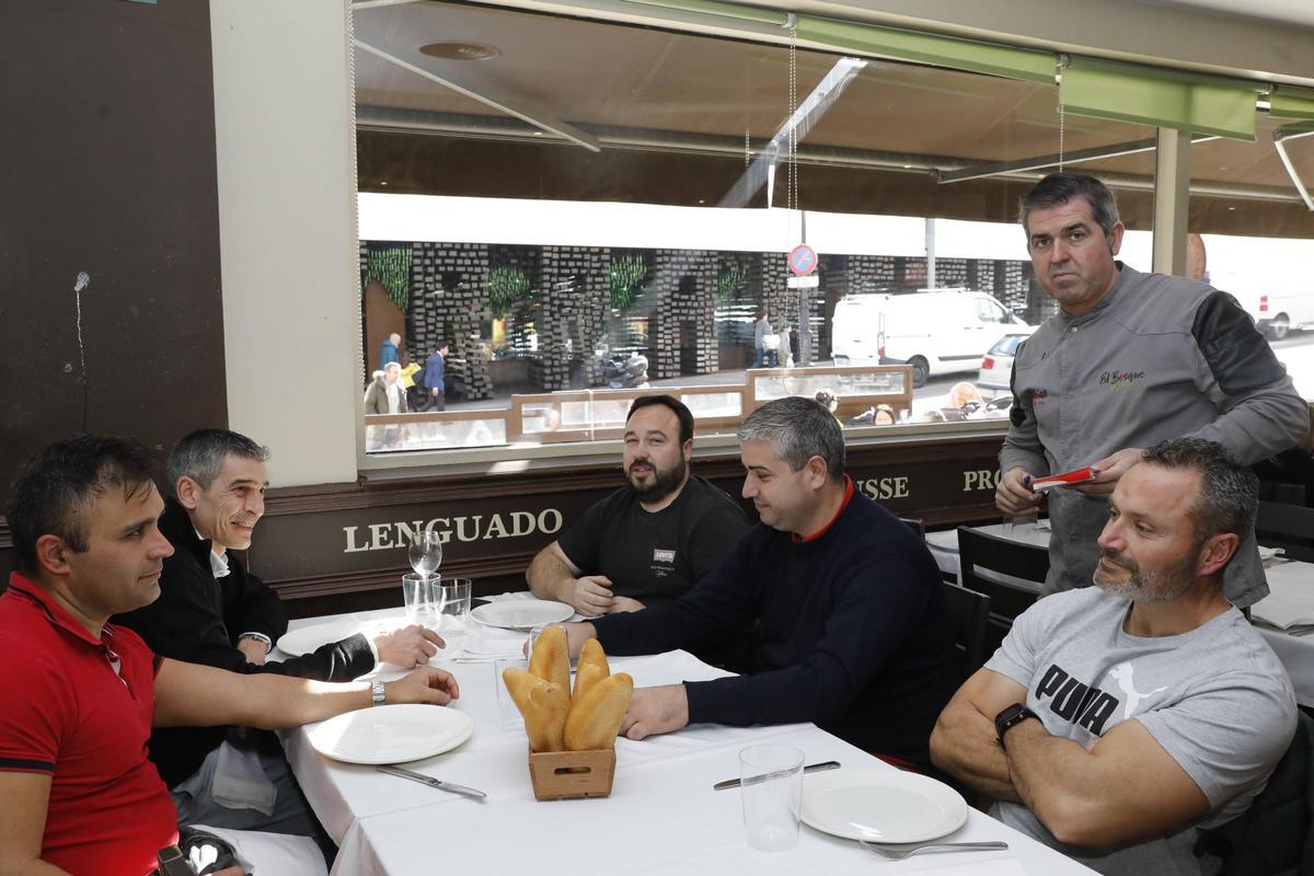 Comensales durante las jornadas gastronómicas del Antroxu en El bosque de Jovita