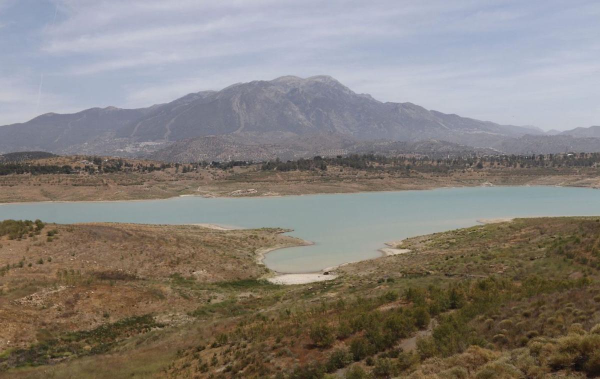 El embalse de La Viñuela, que abastece a la Axarquía, está por debajo del 9% de su capacidad. | ÁLEX ZEA