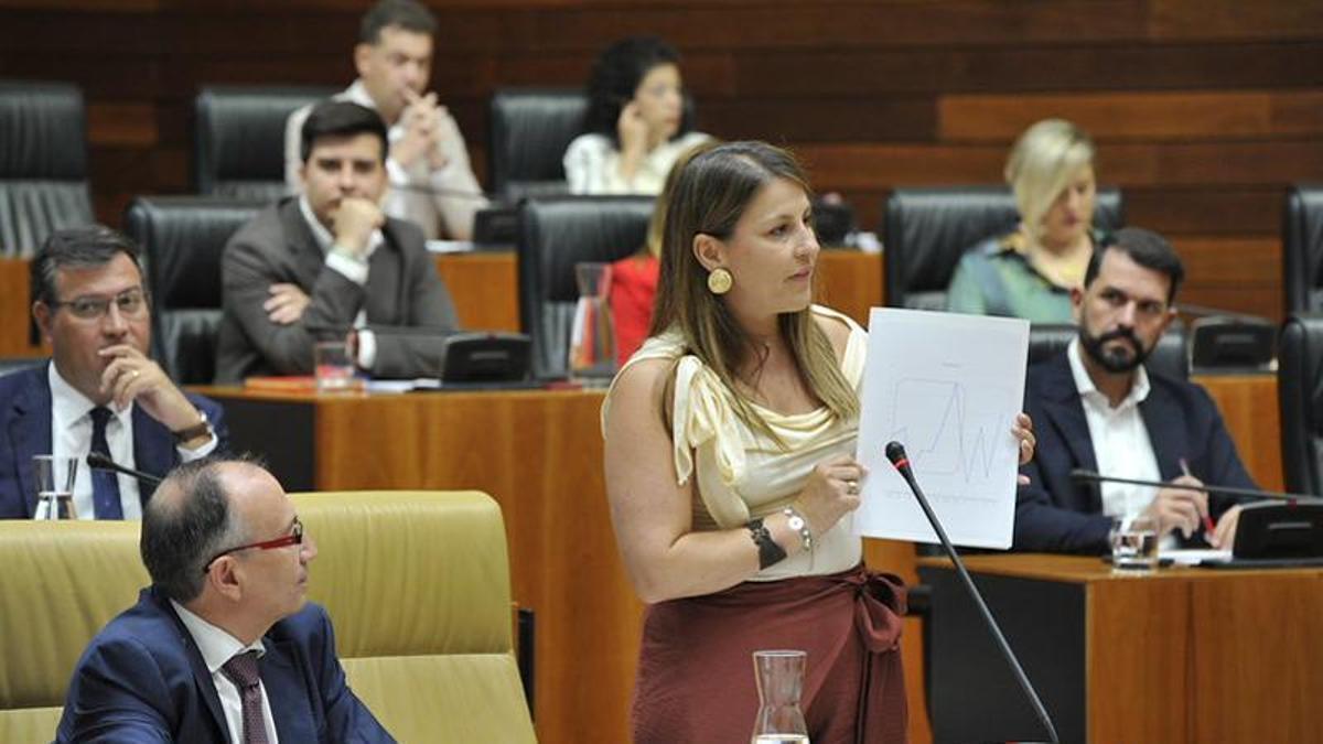 La consejera de Educación y FP, Sandra Valencia, interviene en la sesión de control de la Asamblea de Extremadura.
