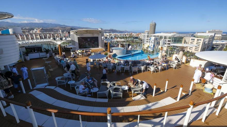 Cruceristas a bordo del ‘AIDAcosma’, durante una reciente escala en Las Palmas de Gran Canaria. | |