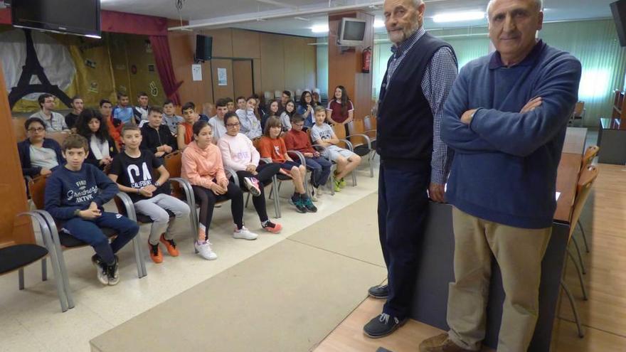 Adolfo García (izquierda) y el profesor Francisco Cortés, ante los alumnos del colegio Aurelio Menéndez.