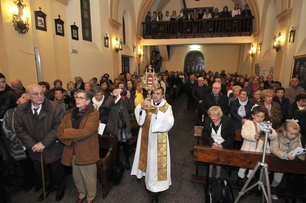 El arzobispo Jesús Sanz Montes  con las reliquias de los Beatos de Nembra