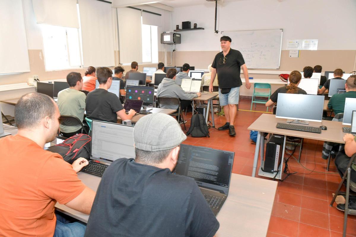 Alumnos y profesor en un aula de FP del IES El Rincón.