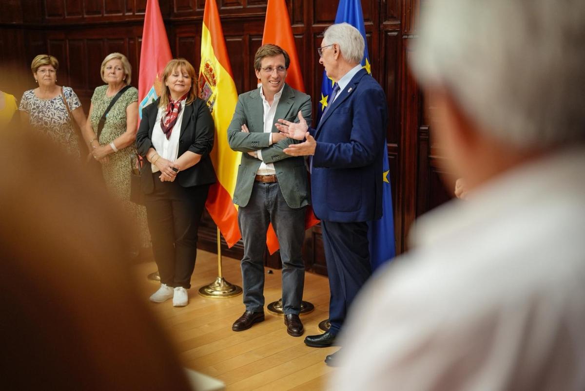 El Concello de Valga viajó a Madrid con su Belén Artesanal bajo el brazo para reunirse con Martínez-Almeida.