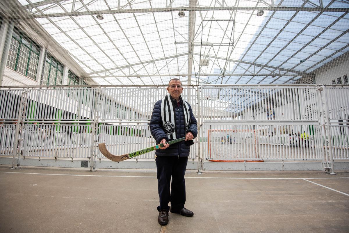 El padre Alejandro, en la pista del colegio, con un stick.