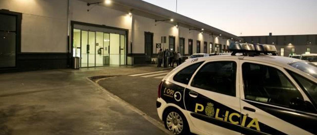 Un vehículo policial ayer tarde en la estación de Alicante.