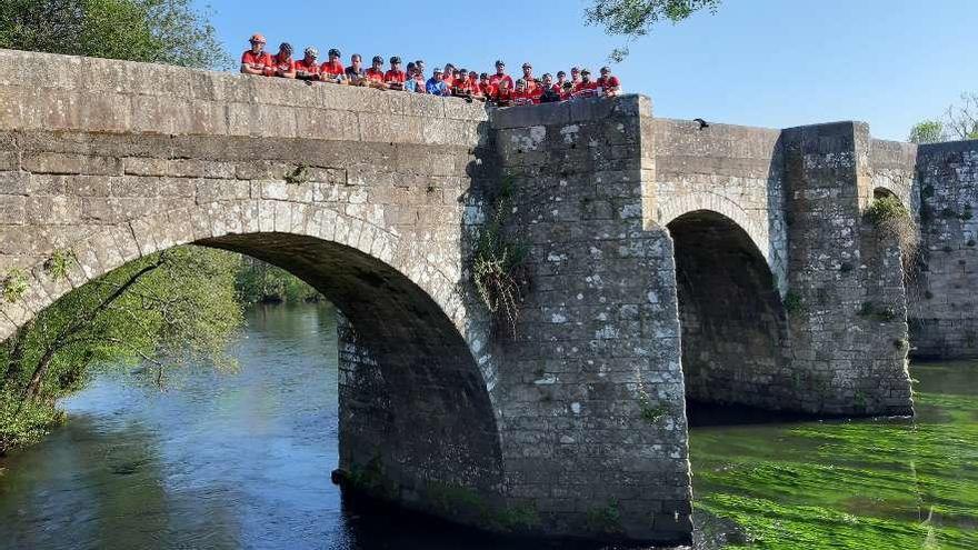 Los ciclistas de Bikestrada se fotografiaron el domingo en el puente BIC de Pontevea. // Bikestrada