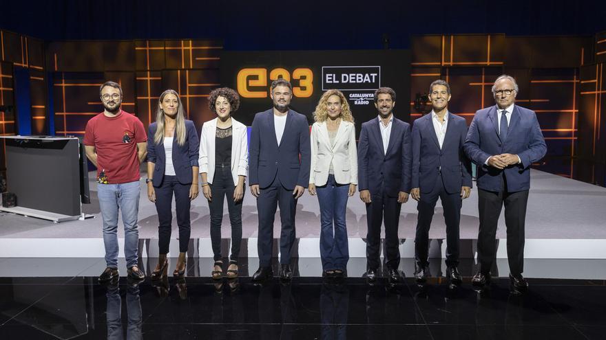 Fotografia de grup dels vuit candidats a les eleccions 23-J per Barcelona abans de començar el debat de Tv3 i Catalunya Ràdio