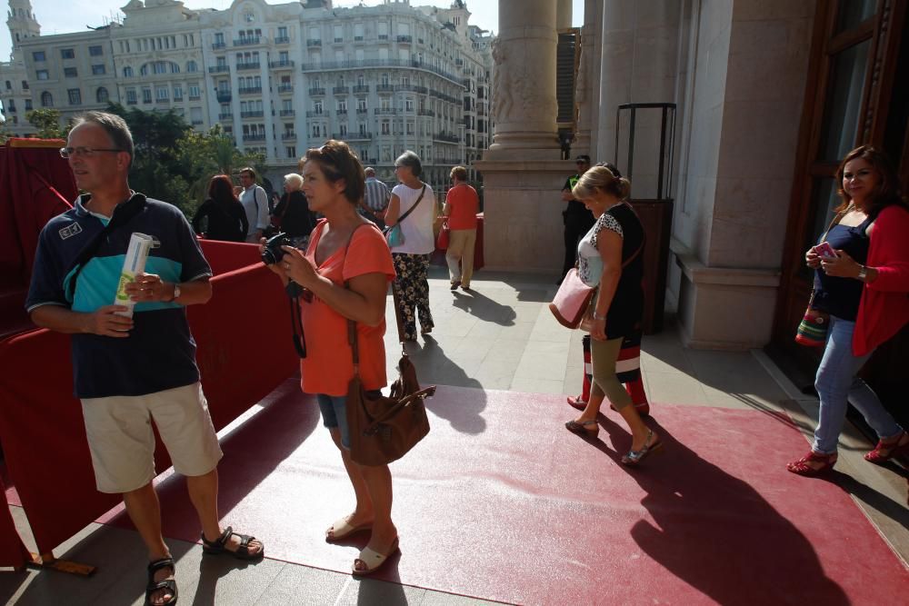 Visita a la Real Senyera en el Ayuntamiento