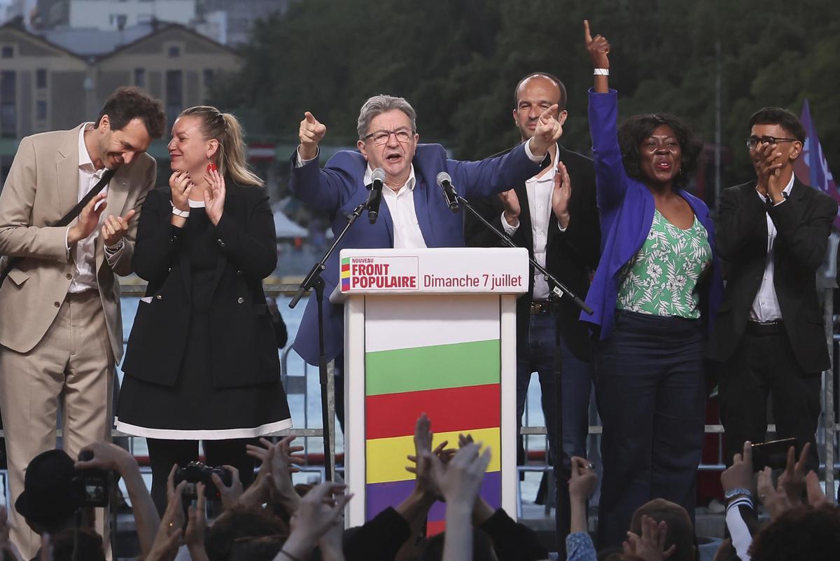 El líder de La Francia Insumisa, Jean-Luc Mélenchon, celebra la victoria este domingo en París.