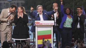 El líder de La Francia Insumisa, Jean-Luc Mélenchon, celebra la victoria este domingo en París.