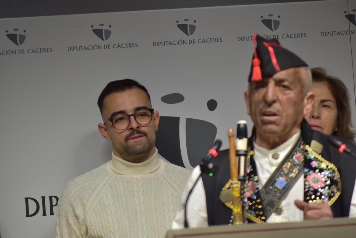 Fotogalería | Los Negritos de Montehermoso se presentan en la Diputación de Cáceres