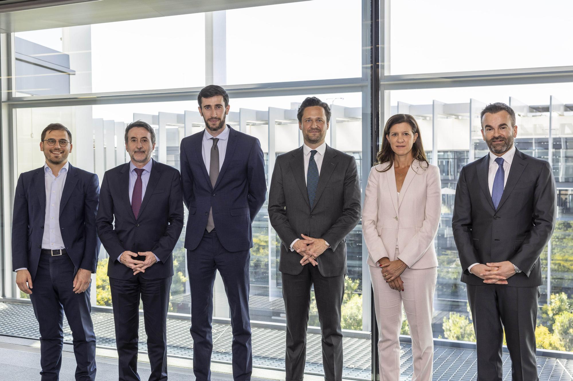 De izquierda a derecha: Charles Portalier (Crédit Agricole Assurances); Josu Jon Imaz, Consejero Delegado de Repsol; Quentin Le-Cloarec (Crédit Agricole Assurances); Peter Schümers (EIP); María Víctoria Zingoni, Directora General de Cliente y Generación Baja en Carbono de Repsol; Roland Dörig (EIP).