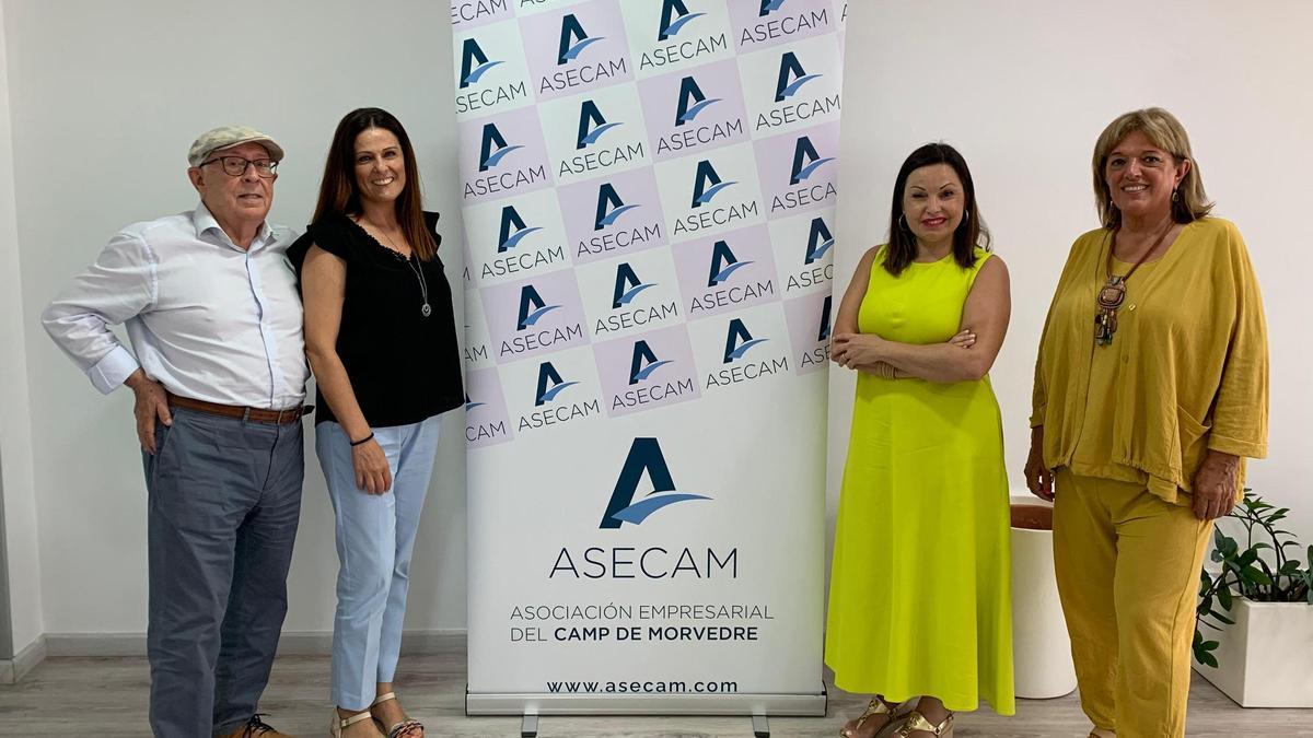 Representanes de ambas asociaciones durante la firma del convenio