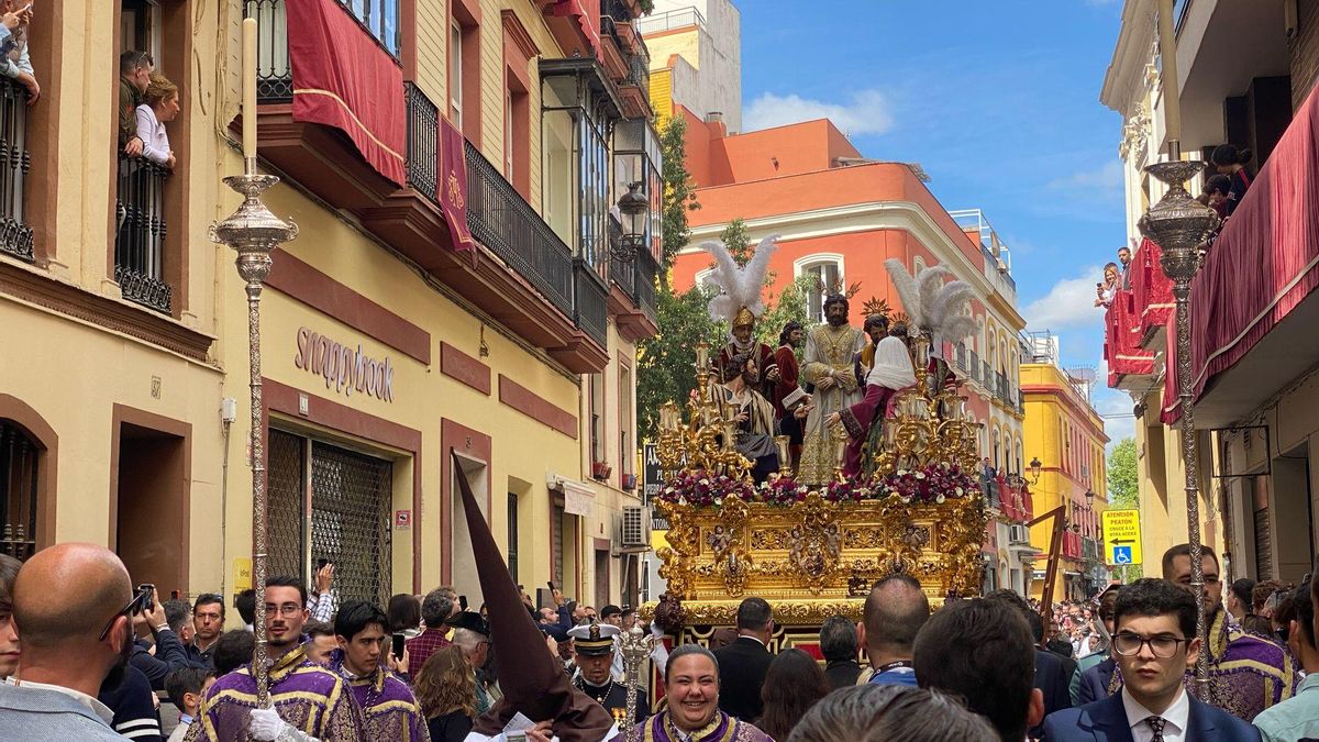 Nuestro Padre Jesús de la Paz del Carmen Doloroso entra en la calle Trajano entre los aplausos del público