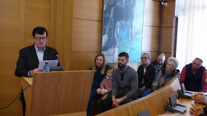José Antonio Coppen, durante su intervención; a la derecha, en primera fila, su nuera, Cristina Iglesias, su nieta, Paula Coppen, y su hijo, Jonás Coppen, junto a familiares y amigos.