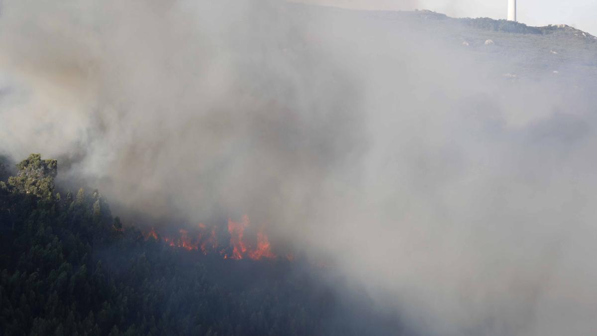 El incendio en el monte Xiabre amenaza casas en Caldas