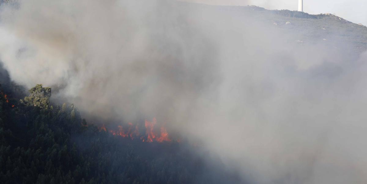 El incendio en el monte Xiabre amenaza casas en Caldas