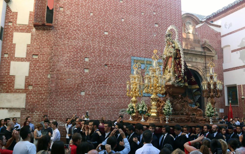 La tercera salida procesional de la Virgen de los Remedios recorre las calles del Centro de Málaga tras iniciar el cortejo desde la iglesia de los Mártires.