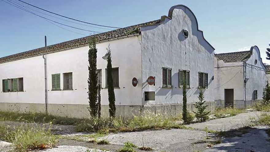 Imagen de tres de los edificios del antiguo acuartelamiento de artillería que albergaban al personal.