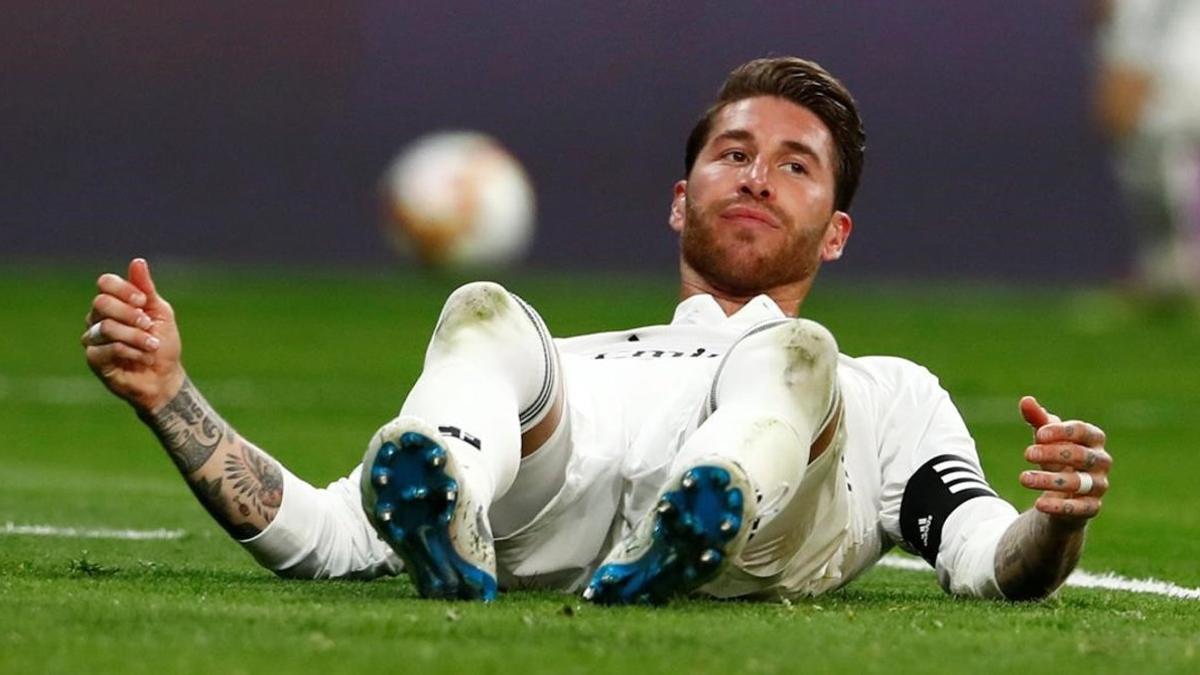 Sergio Ramos, en el suelo, lamentándose de una jugada.