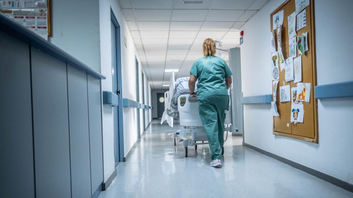 Una enfermera camina por uno de los pasillos del Hospital Universitario de Canarias