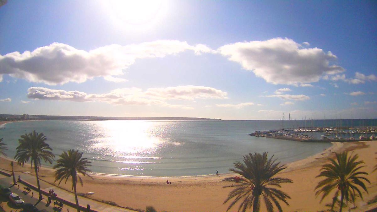 Die MZ-Livecam zeigt am Dienstag in Can Pastilla (Palma) strahlenden Sonnenschein mit ein paar Wolken.