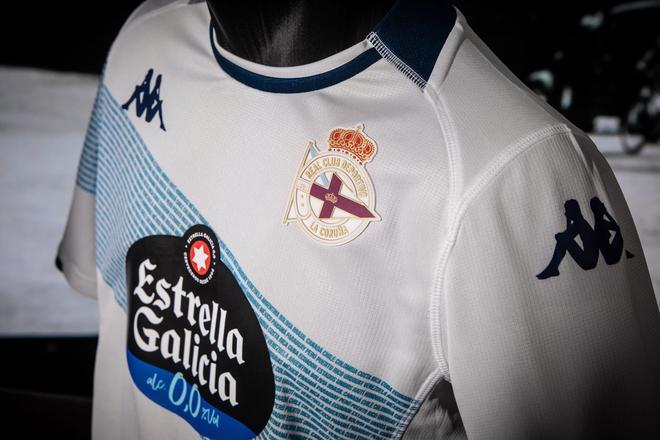 Imágenes en detalle de la camiseta del Deportivo de homenaje a la emigración gallega
