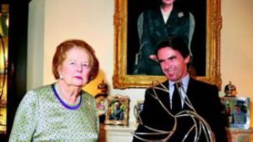 Aznar entrega
a thatcher el premio faes de
la libertad