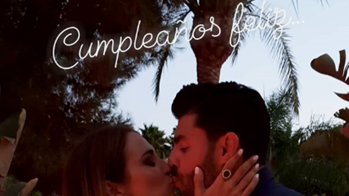 Paula Echevarría y Miguel Torres se besan por su cumpleaños