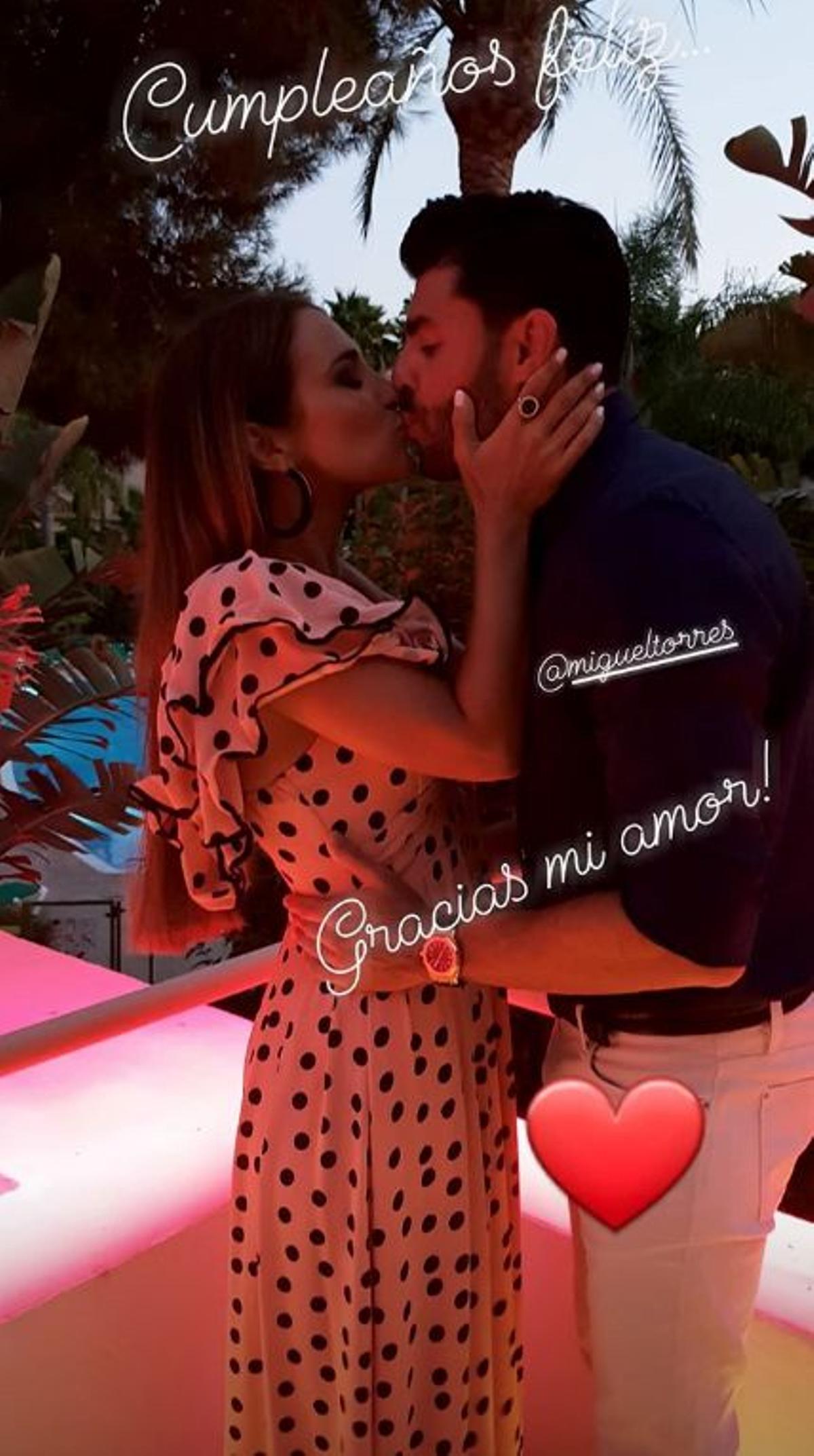 Paula Echevarría y Miguel Torres se besan por su cumpleaños