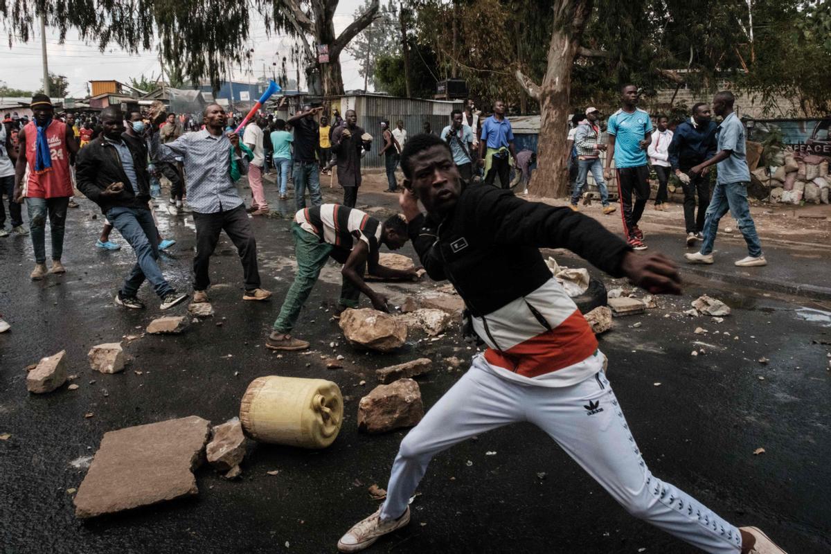 Protesta masiva convocada por el líder de la oposición Raila Odinga, afirma que le robaron las últimas elecciones presidenciales de Kenia y culpa al gobierno por el aumento del costo de vida en Nairobi.