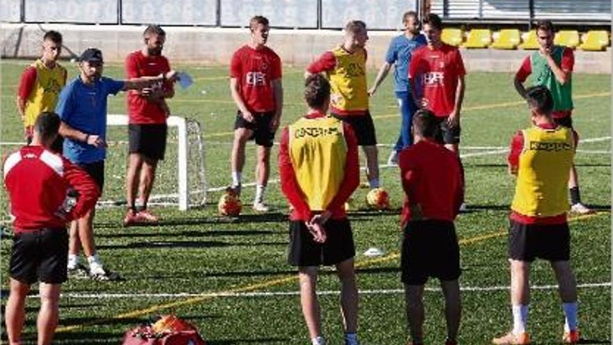 Pablo Machín dóna instruccions als jugadors en un entrenament d&#039;aquesta temporada a Vilablareix.