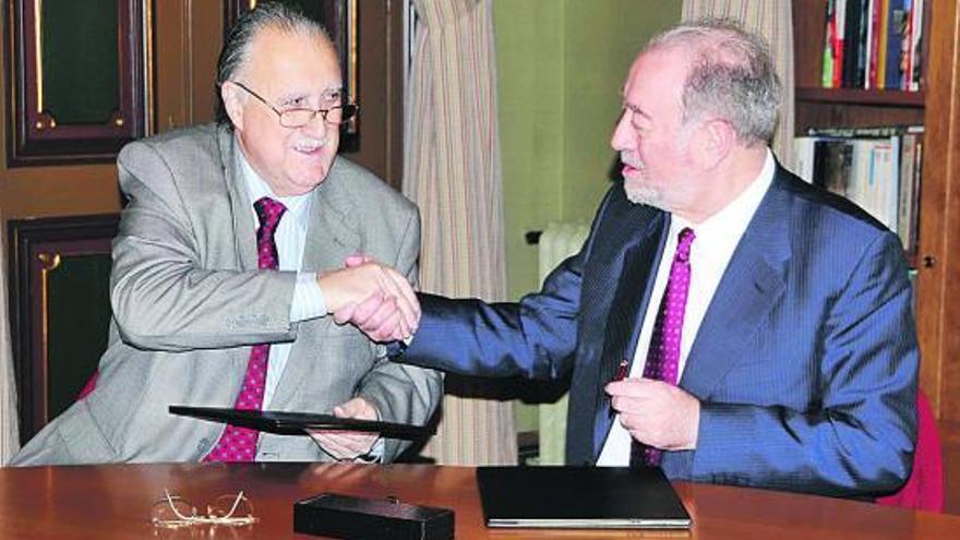 Iñaki Azcuna y De Lorenzo, ayer, durante la firma del acuerdo en el Ayuntamiento de Bilbao.