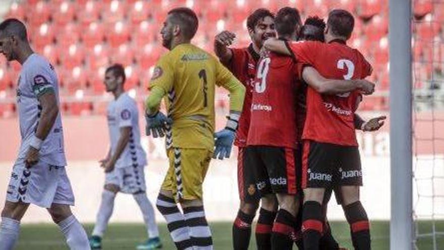 Los jugadores mallorquinistas celebran el gol de la victoria ante la desolación de varios futbolista de la Peña.