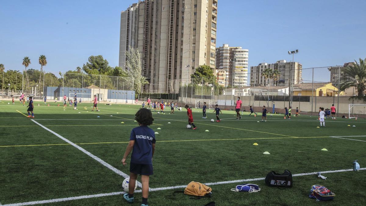 Un entrenamiento de fútbol 8 en el Cabo de las Huertas, Alicante