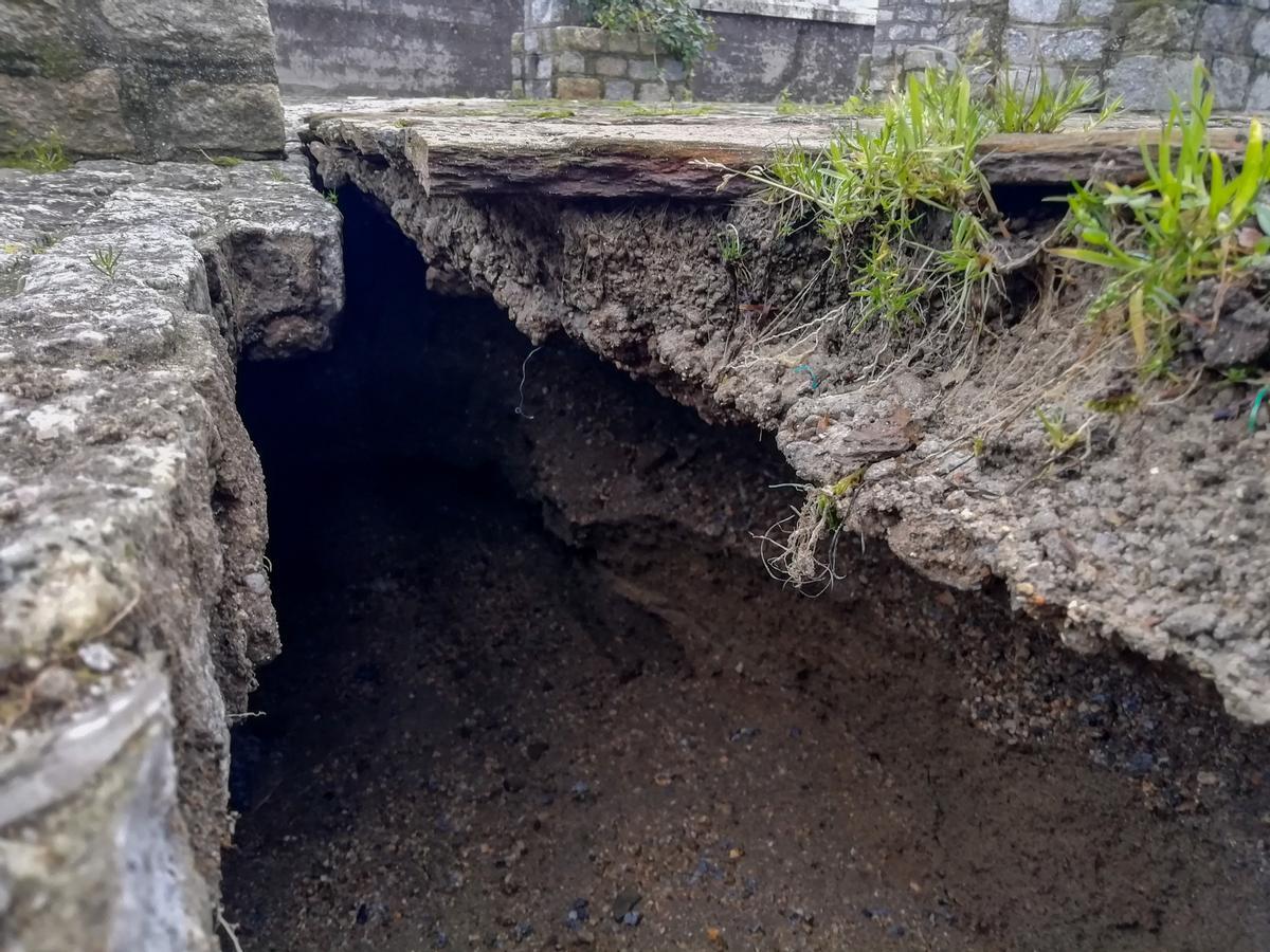 La erosión de la cimentación provocó el desplome de su superficie.