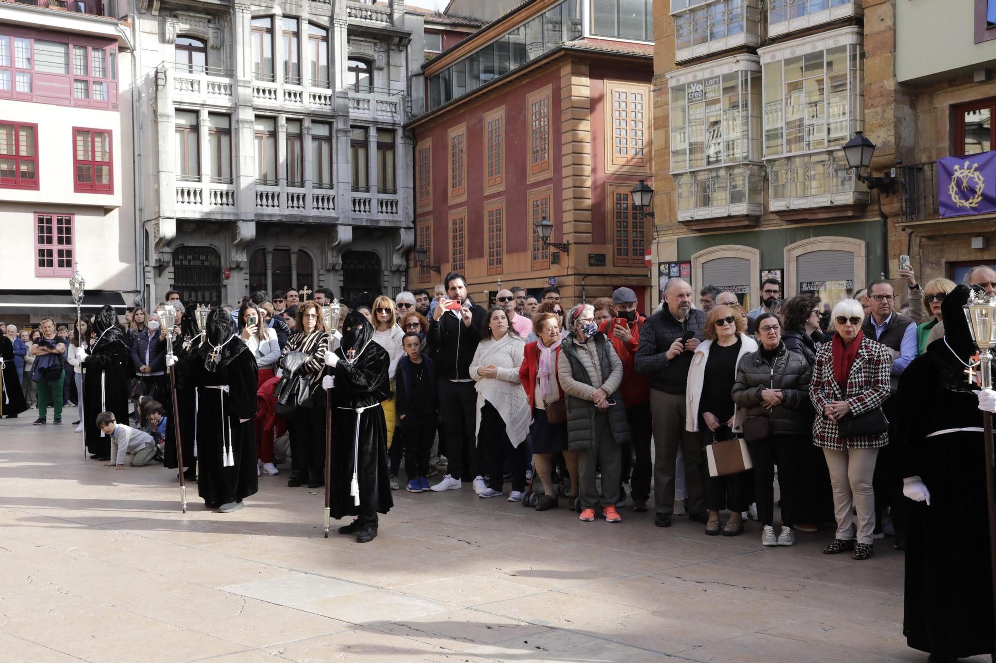 La procesión intergeneracional del Santo Entierro emociona Oviedo