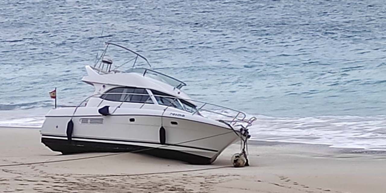 A salvo el yate arrastrado a una playa de Cíes por el temporal