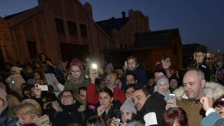 A la izquierda, asistentes a la llegada de los Reyes al puerto deportivo; a la derecha, Baltasar.