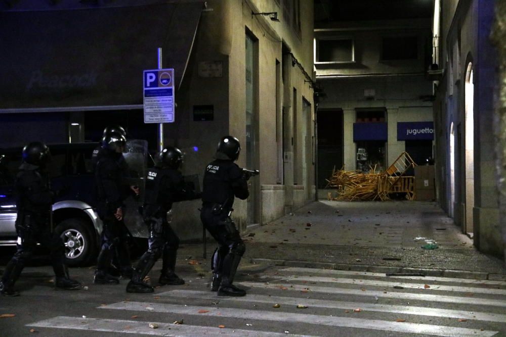 Manifestants violents cremen barricades al centre de Girona