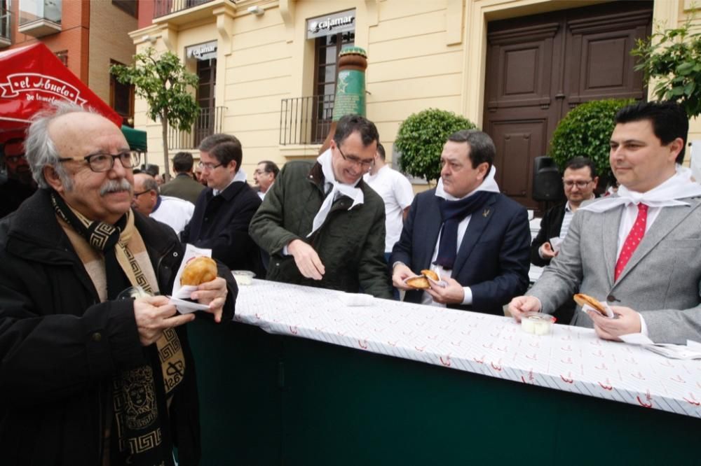 Reparto de pasteles de carne en la plaza del Romea