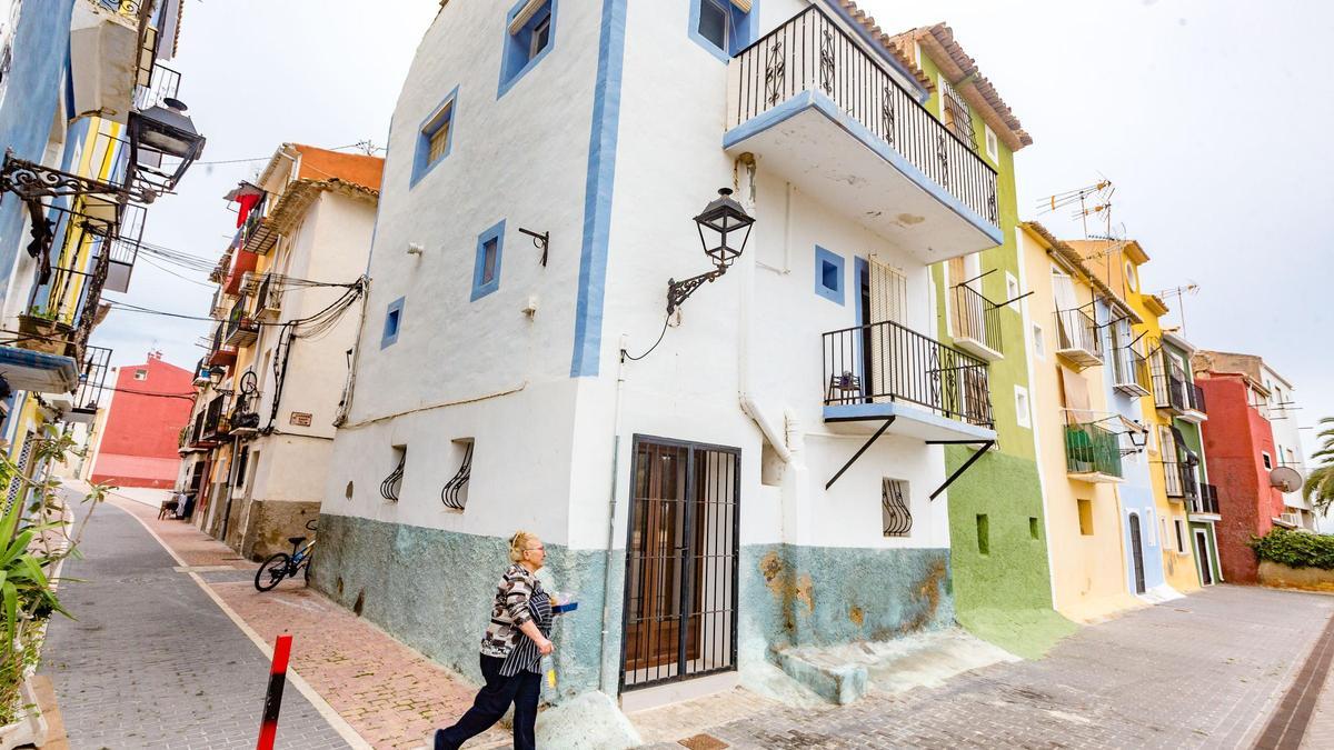 Una vecina de La Vila camina por una calle del casco antiguo en una imagen previa a la pandemia.