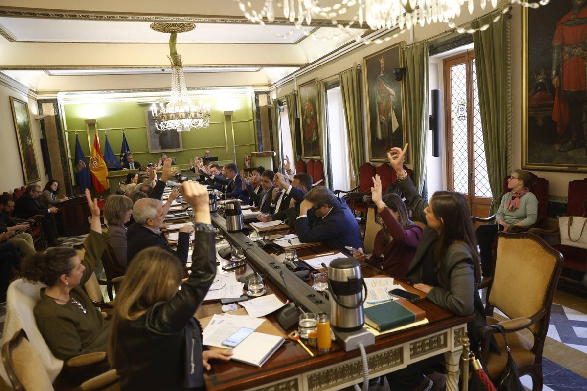 Los concejales durante una votación del Pleno.