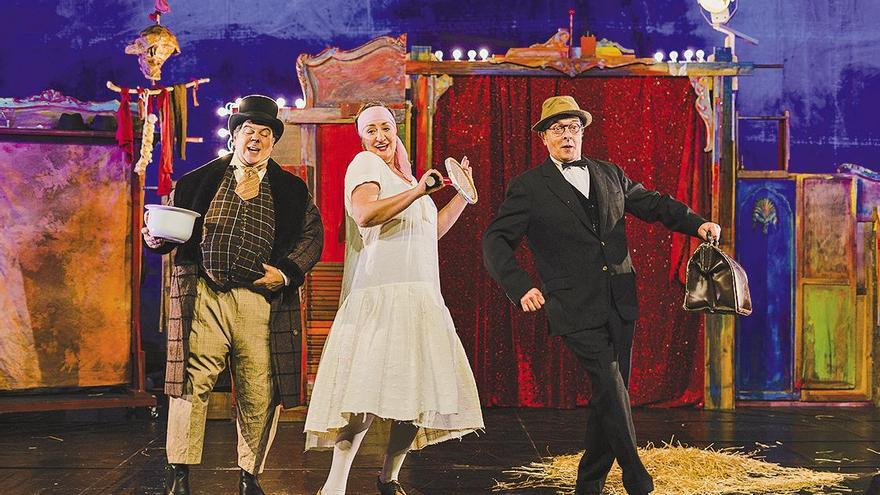 Tres actores de Producións Excéntricas na adaptación de ‘O porco de pé’, de Risco. Foto: PE