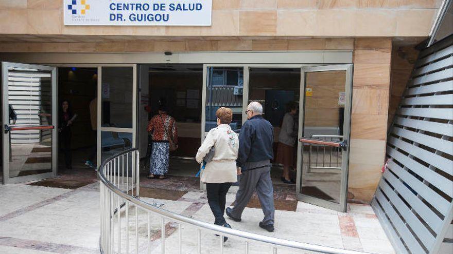 Varios pacientes acceden a un centro de salud de Tenerife en una imagen de archivo.