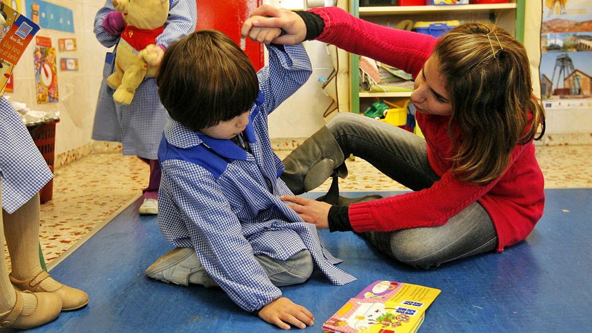 Un menor con autismo en el colegio Virgen del Carmen de Cartagena.  | L.O.