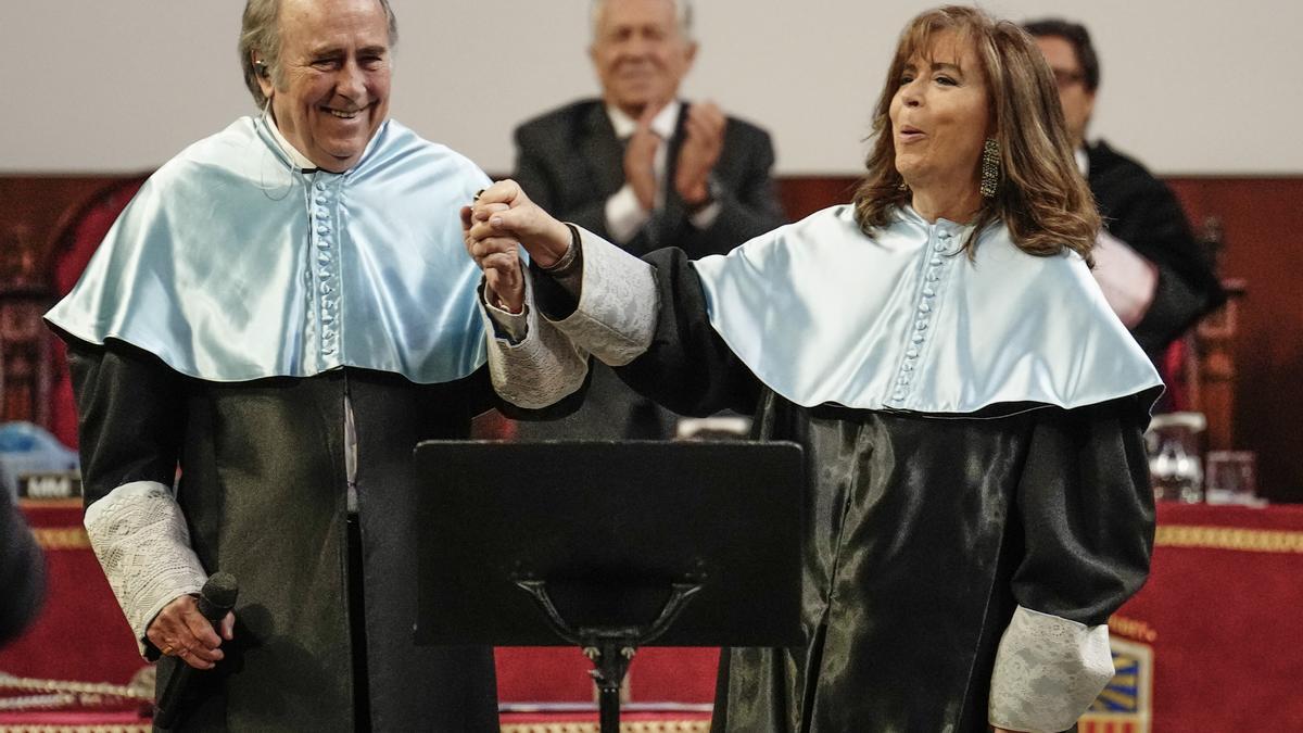 Serrat y Bonet, honoris causa en Barcelona, defienden la libertad y la música durante el acto